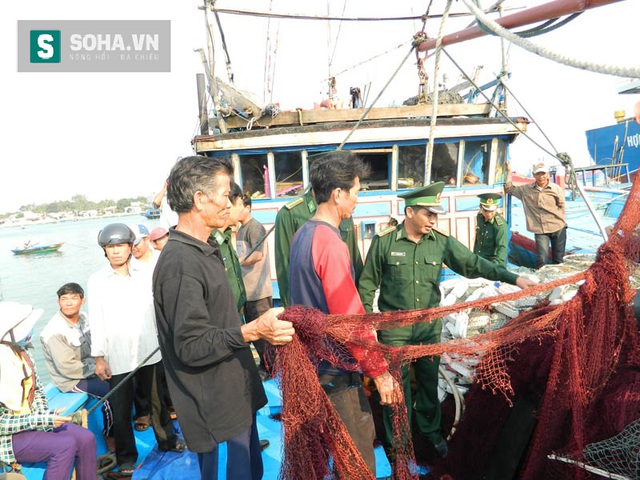 Các ngư dân bên đống lưới bị lính Trung Quốc cắt phá