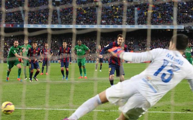 Ngày 15/2/2015: Messi lập cú hat-trick đầu tiên trong năm vào lưới Levante, vượt qua kỷ lục hat-trick của Telmo Zarra với 31 lần tại đấu trường La Liga.