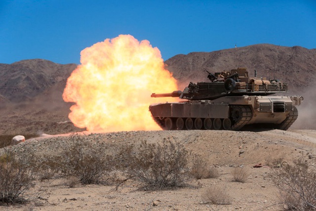 
Về lực lượng xe tăng, Mỹ đã đưa vào sử dụng xe tăng chiến đấu chủ lực M1 Abrams từ những năm 1980. Xe tăng này đã trải qua nhiều lần nâng cấp gần như toàn diện.

M1 sử dụng pháo chính 120 mm, hệ thống điện tử hiện đại, giáp Chobham nhồi uranium nghèo và giáp phản ứng nổ.
