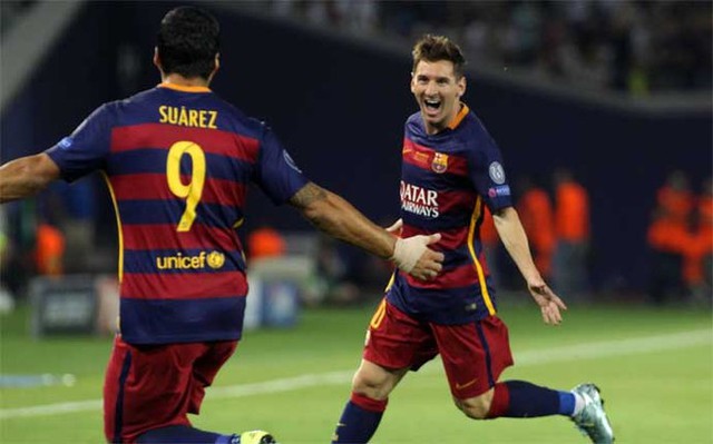Ngày 8/11/2015: Messi và Luis Suarez ăn mừng bàn thắng trong trận tranh Siêu cup châu Âu. Trong trận này, M10 lập cú đúp giúp Barca giành thắng lợi nghẹt thở với tỷ số 5-4.