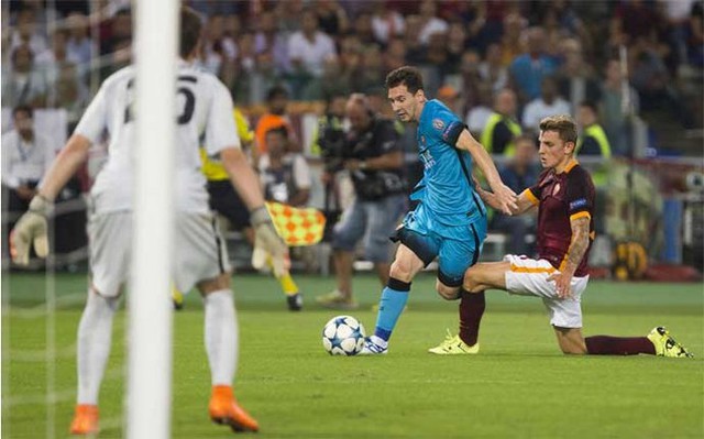 Ngày 16/9/2015: Messi vượt qua sự truy cản của Lucas Digne của Roma để ghi bàn ở đấu trường châu Âu. Đây cũng là lần Messi xác lập cột mốc trở thành cầu thủ trẻ nhất trải qua 100 trận đấu ở Champions League.