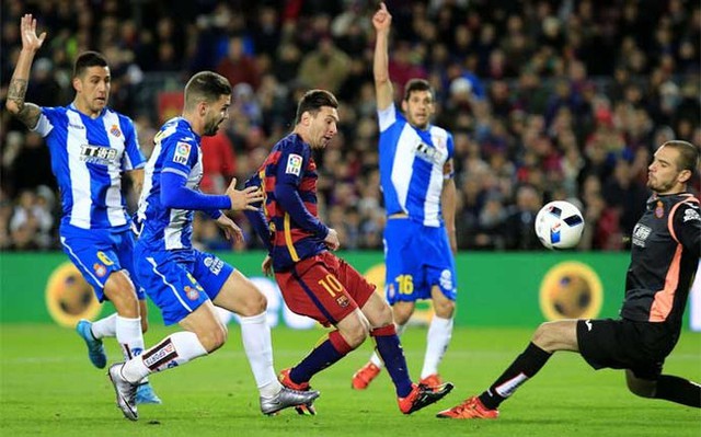 Ngày 6/1/2016: siêu sao người Argentina vượt qua Pau González ghi bàn trong trận đấu gặp Espanyol trong khuôn khổ Cúp Nhà vua. Trong trận này, Messi đã đóng góp một cú đúp giúp đội nhà giành chiến thắng với tỷ số 4-1.