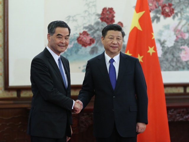 
Chủ tịch Trung Quốc Tập Cận Bình (phải) tiếp Trưởng đặc khu Hồng Kông Lương Chấn Anh tại Trung Nam Hải ngày 23/12/2015. Ảnh: Xinhua
