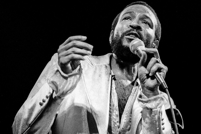 Marvin Gaye biểu diễn trên sân khấu.