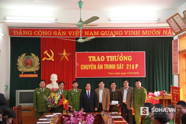 Lãnh đạo UBND tỉnh, Ban giám đốc Công an tỉnh và lãnh đạo UBND huyện Than Uyên chúc mừng và khen thưởng Ban chuyên án