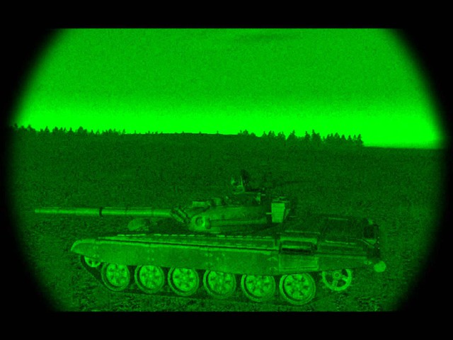
Một chiếc xe tăng T-72 qua kính nhìn đêm.
