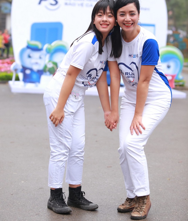 
Ngày 20/3, hai mẹ con nghệ sĩ Chiều Xuân và Hồng Khanh cùng tham gia sự kiện chạy bộ hưởng ứng Ngày sức khỏe răng miệng thế giới diễn ra tại Hà Nội.
