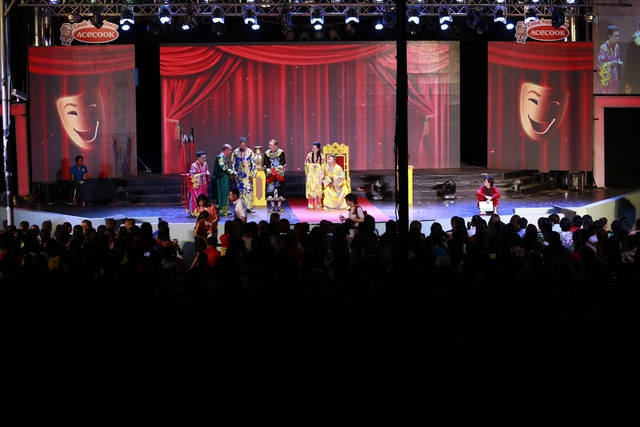 
Hàng ghế khán giả kín chỗ trong liveshow Hoài Linh.
