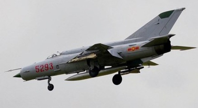 
Một chiếc MiG-21 về hạ cánh sau khi hoàn thành một chuyến bay nhiệm vụ.
