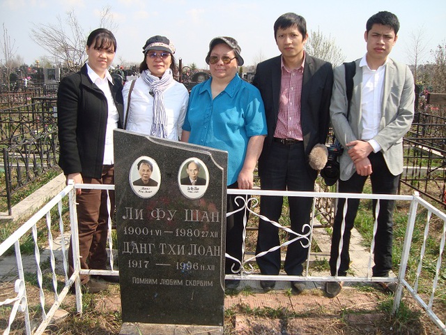 
Chị Lê Thị Phượng (thứ ba từ trái sang) bên mộ cha mẹ ở nghĩa trang Krasnogorskoe
