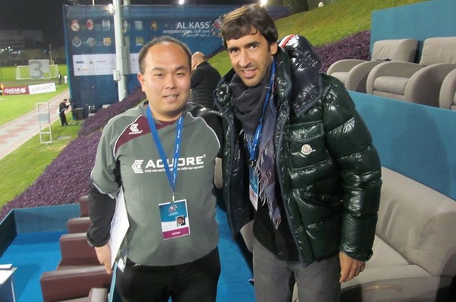 Takashi Morimoto chụp ảnh cùng Raul.