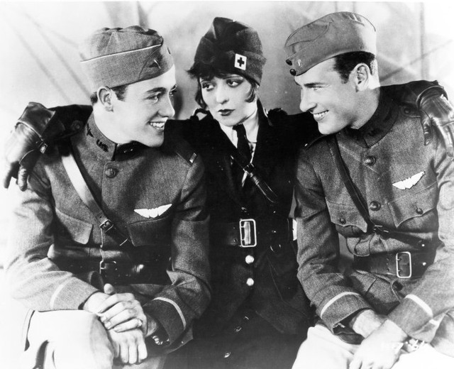 
Ba diễn viên chính của bộ phim (từ trái sang) Richard Arlen, Clara Bow và Charles Buddy Rogers.
