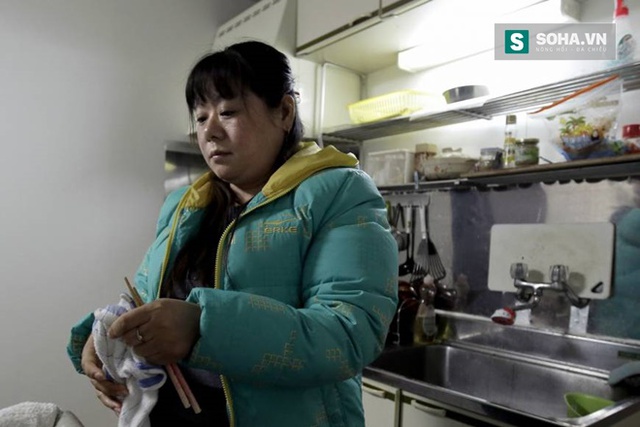 
Chị Tang Xili hiện đang ở tạm nhà chờ để đòi số tiền 3.5 triệu Yên công ty Takara Seni còn nợ đọng.
