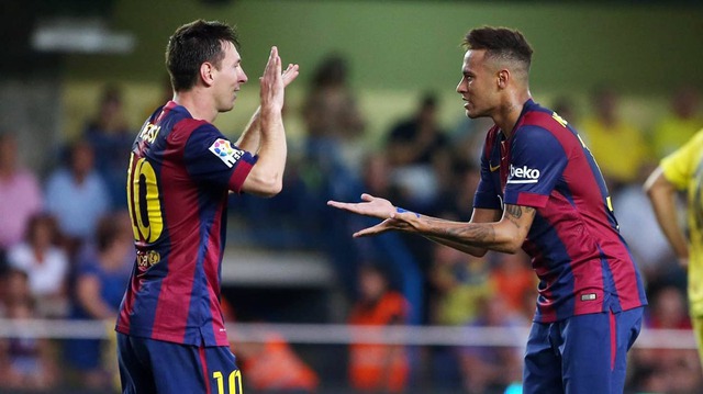 
Neymar và Messi chơi cực ăn ý trên hàng công Barcelona.
