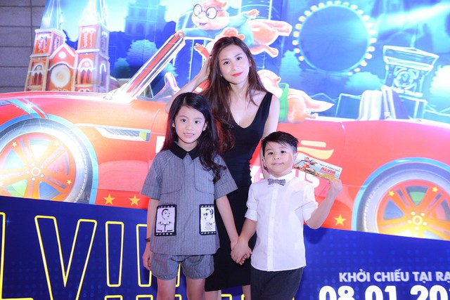 
Ngọc Anh đưa 2 con tới dự buổi công chiếu bộ phim Sóc chuột du hí
