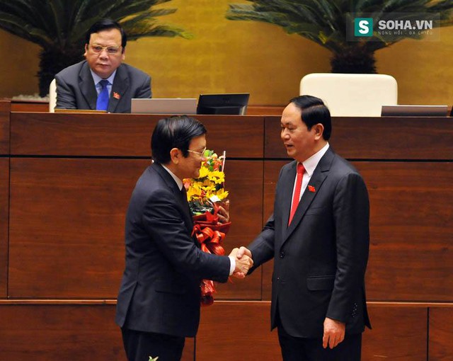
Ông Trần Đại Quang tặng hoa nguyên Chủ tịch nước Trương Tấn Sang
