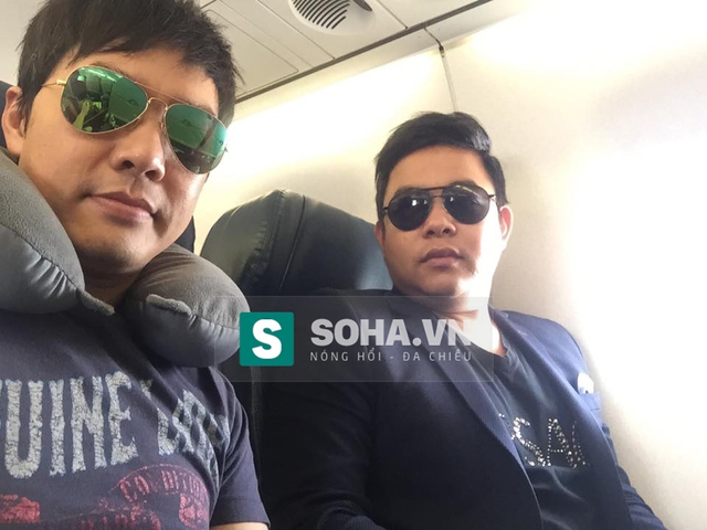 Hai anh em Nguyên Lê - Quang Lê trên máy bay.