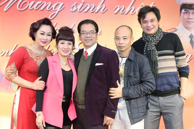 
Rất nhiều nghệ sĩ và bạn bè của nghệ sĩ Trần Nhượng đã đến chúc mừng anh.
