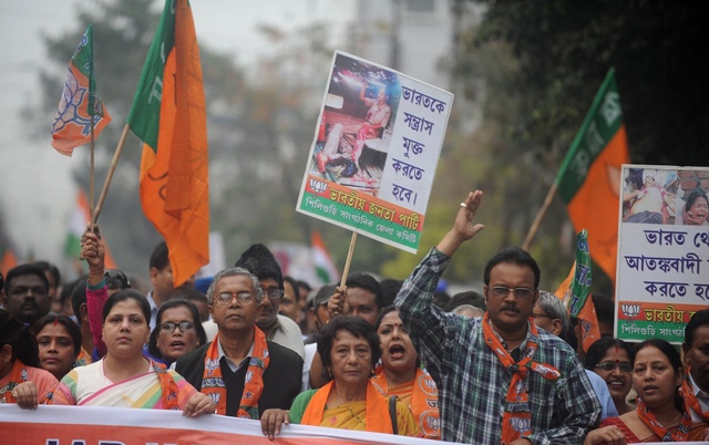 
Các nhà hoạt động của BJP biểu tình chống lại các hành động phản quốc sau khi Kumar bị bắt. Ảnh: AFP/Getty
