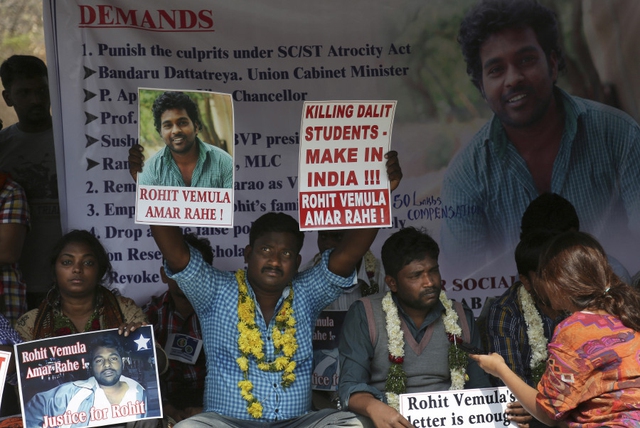 
Người dân biểu tình sau cái chết của Rohith. Ảnh: AP
