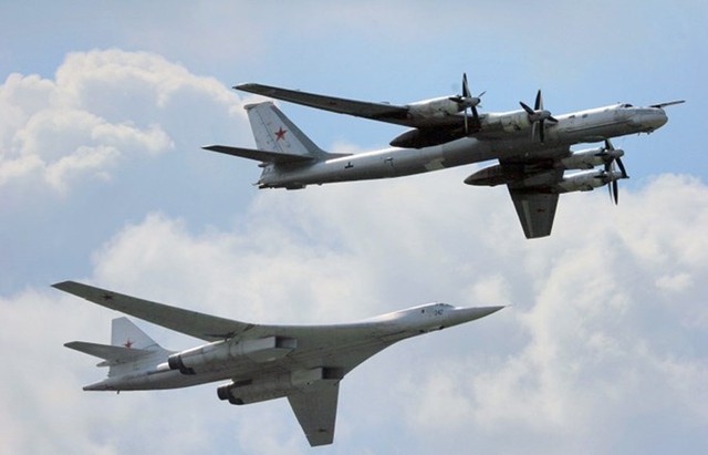 
Máy bay ném bom chiến lược Tu-95MS (trên) và Tu-160 (dưới) cũng được tham gia tấn công quân khủng bố ở Syria - Ảnh: TASS
