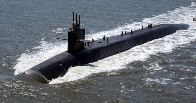 
Hải quân Mỹ có 14 tàu ngầm hạt nhân chiến lược với tổng số tên lửa mang theo tới 280 tên lửa liên lục địa, có thể quét sạch một thành phố của đối phương. 58 tàu ngầm tấn công hạt nhân được trang bị công nghệ tiên tiến và hệ thống vũ khí cực mạnh.

