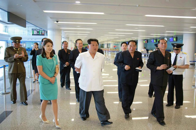 
Ông Kim Jong Un đi thị sát sân bay Bình Nhưỡng.
