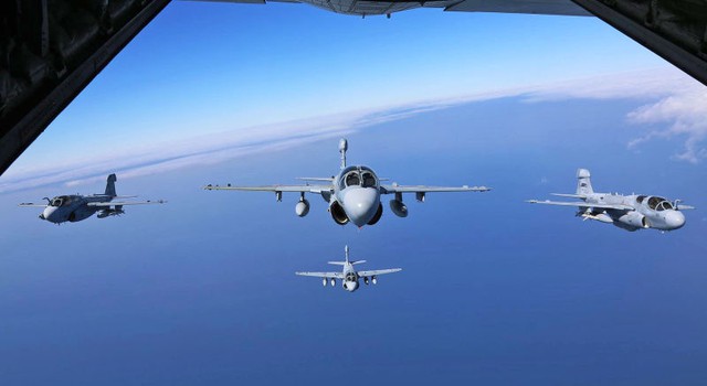 
4 chiếc EA-6B Prowler bay trong đội hình
