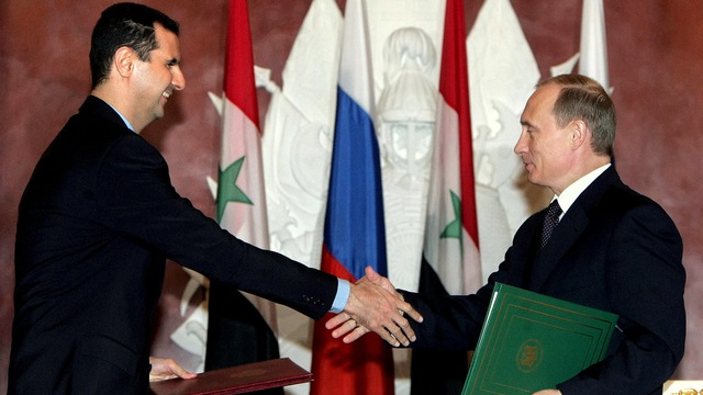 
Tổng thống Syria Bashar al-Assad bắt tay Tổng thống Nga Vladimir Putin tại điện Kremlin. Ảnh: Sputnik News
