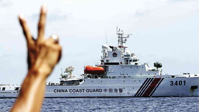 
Tàu hải cảnh Trung Quốc tìm cách ngăn cản tàu Philippines tiếp tế cho chiếc tàu BRP Sierra Madre bị mắc cạn ở bãi Cỏ Mây, thuộc quần đảo Trường Sa của Việt Nam. (Ảnh: Inquirer)
