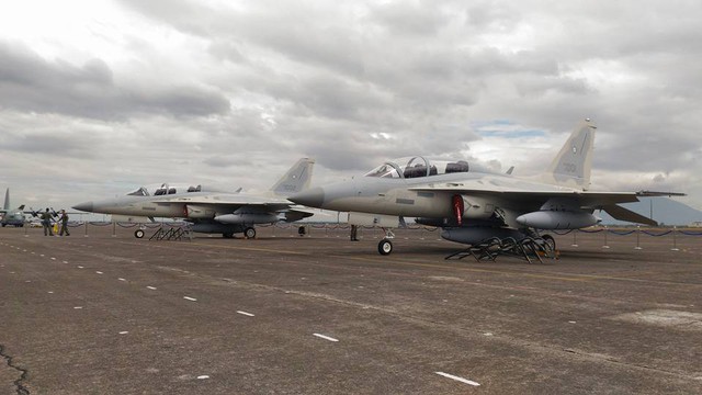 
Một loại vũ khí đáng chú ý khác của Philippines tham gia tập trận là các máy bay chiến đấu FA-50PH mà nước này vừa nhận từ Hàn Quốc.
