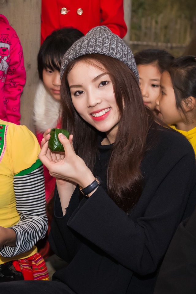 
Trong chuyến từ thiện này, người đẹp cùng bà con gói khoảng 1000 chiếc bánh chưng đen sừng trâu - 1 loại bánh truyền thống của người dân tộc Thái.
