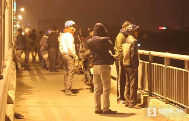 
Rất đông người dân hiếu kỳ đứng trên cầu Bến Thủy xem diễn biến sự việc.
