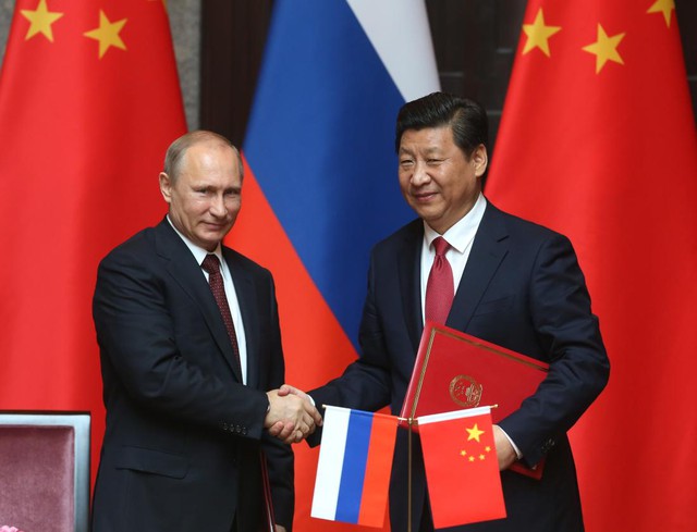 
Chủ tịch Trung Quốc Tập Cận Bình (phải) và Tổng thống Nga Vladimir Putin trong lễ ký kết hàng loạt văn kiện hợp tác lớn ở Thượng Hải, Trung Quốc ngày 21/5/2014. Nền kinh tế Nga sau đó đã gặp nhiều khó khăn vì bị phương Tây trừng phạt. (Ảnh: Getty Images)
