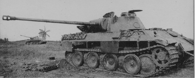 
Một chiếc Panther bị bắn cháy trong trận Kursk năm 1943
