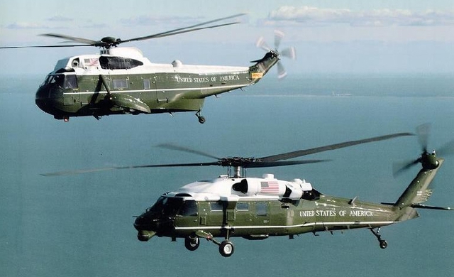 
Một chiếc VH-3D (biệt danh Marine One) chuyên chở VIP của Mỹ phía trên, bên cạnh một chiếc VH-60N White Hawks.
