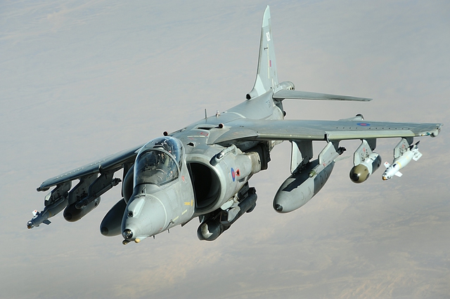
Harrier G.R.9, bề ngoài không khác gì Harrier G.R.7, tuy nhiên có thể phân biệt nhờ pod quang điện tử Sniper XR dưới bụng máy bay
