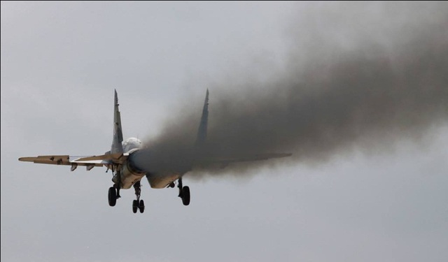 
Cột khói đen mù mịt từ động cơ RD-33 của MiG-29
