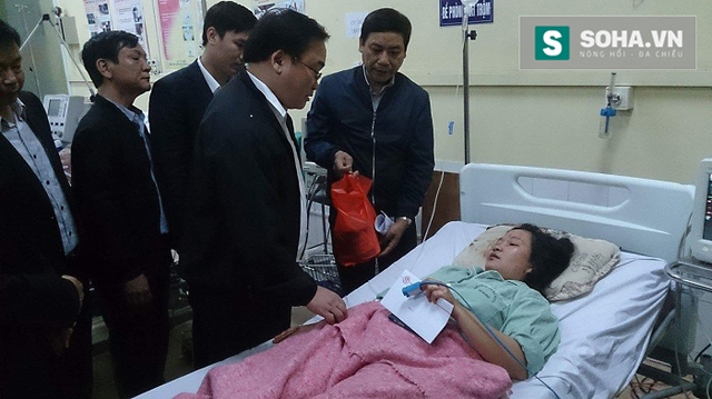 
Bí thư Thành ủy Hà Nội Hoàng Trung Hải vào bệnh viện Hà Đông thăm nạn nhân vụ nổ.
