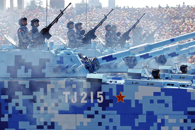 
Màu sắc ngụy trang gây sốc trên xe tăng lội nước của hải quân Trung Quốc.
