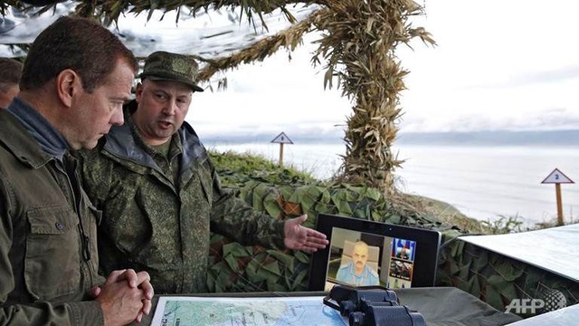 Thủ tướng Nga Dmitry Medvedev tới thị sát quần đảo Kuril hồi tháng 8/2015. Ảnh: AFP