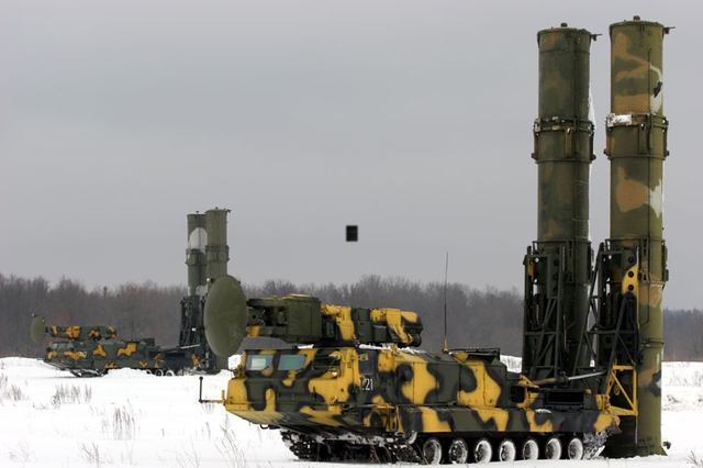 
Các tổ hợp tên lửa S-300V tạo ô phòng không che đầu cho lục quân Nga.
