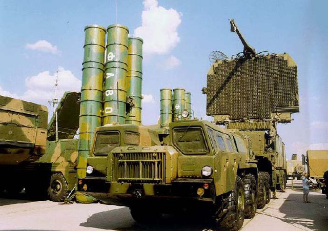 
Tổ hợp tên lửa phòng không S-300PMU2 Favorit của Nga.

