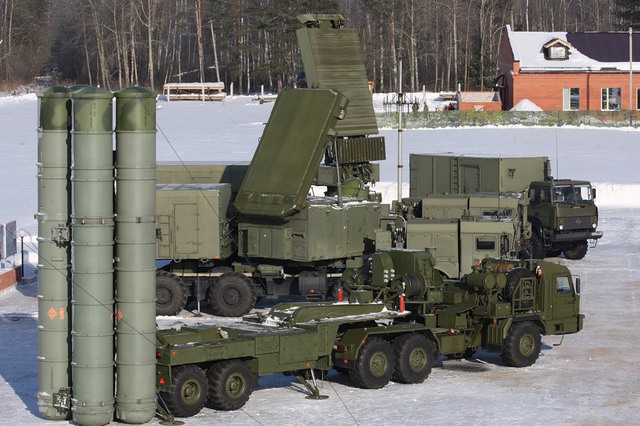 
Tổ hợp tên lửa phòng không S-400 Triumf của Nga.
