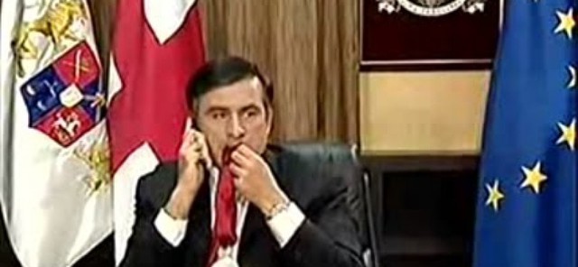 
Tổng thống Gruzia Mikheil Saakashvili nhai cà vạt...
