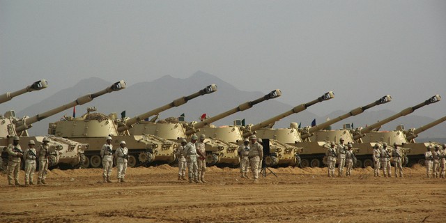 
Pháo binh của Lục quân Saudi.
