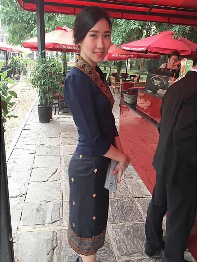 
Khánh Huyền trong trang phục mang phong cách made in Laos
