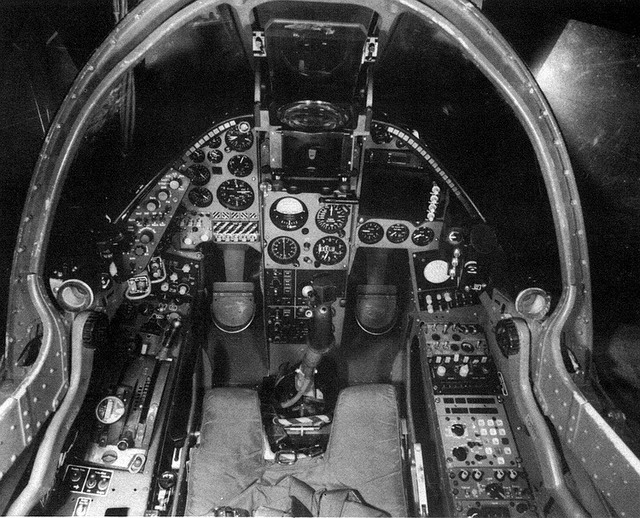 
Buồng lái của Sea Harrier FRS1, màn hình bên phải dùng để hiển thị thông tin từ radar Blue Fox
