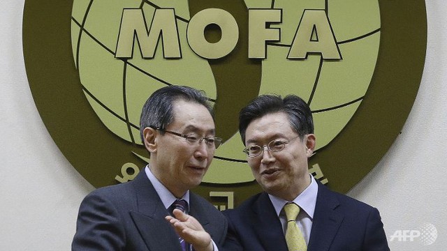 
Ông Vũ Đại Vĩ (trái) và ông Hwang Joon Kook. Ảnh: AFP
