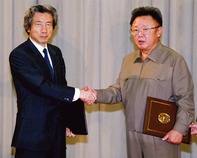 
9/2002: Thủ tướng Nhật Bản Junichiro Koizumi (trái) trở thành nguyên thủ đầu tiên của nước này tới thăm Triều Tiên. Trong cuộc gặp với ông Koizumi, ông Kim Jong Il đã xin lỗi vì những vụ bắt cóc công dân Nhật Bản vào những năm 1970 và 1980.
